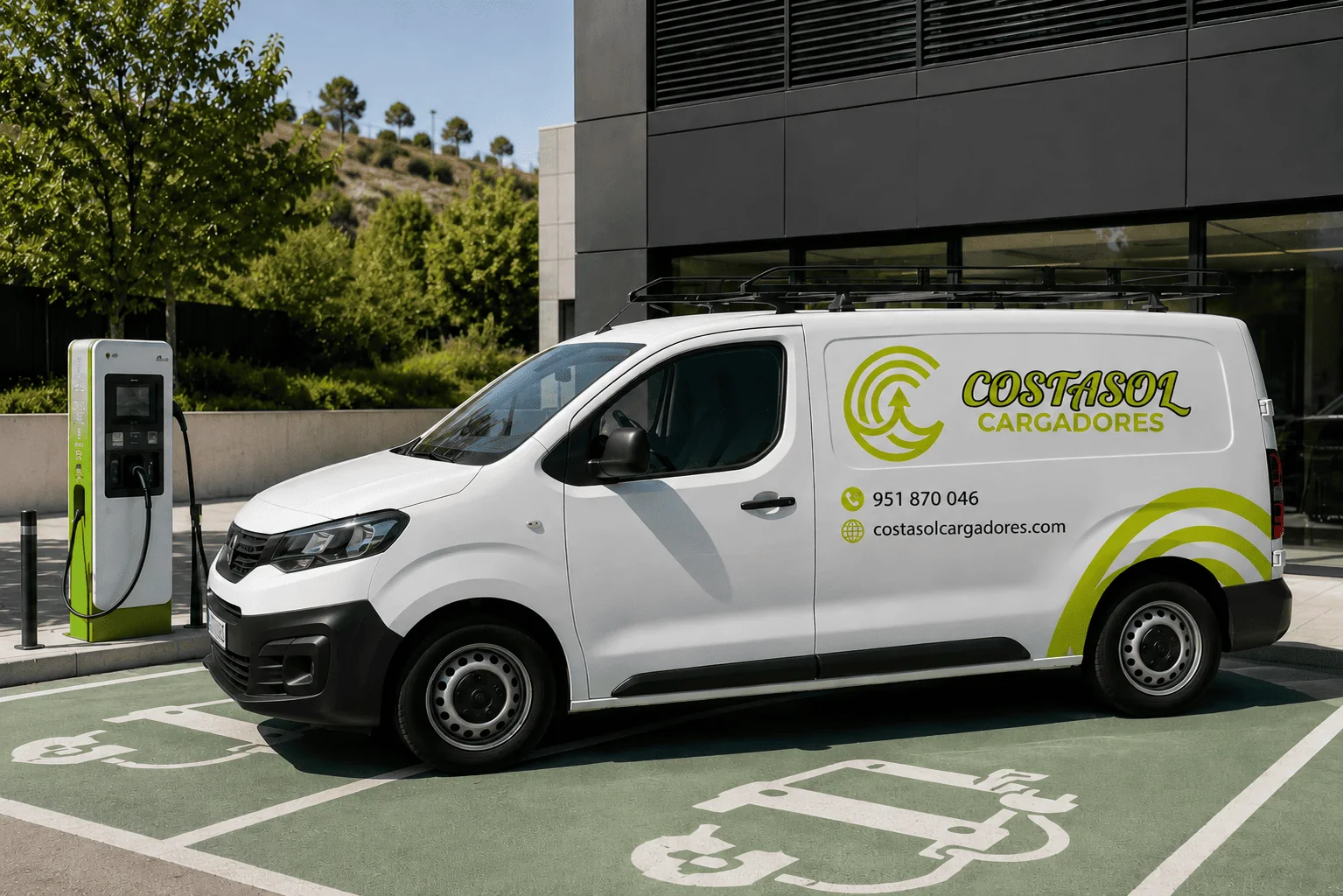 Furgoneta rotulada de Costasol Cargadores junto a un punto de recarga: empresa de instalación de cargadores eléctricos en Málaga